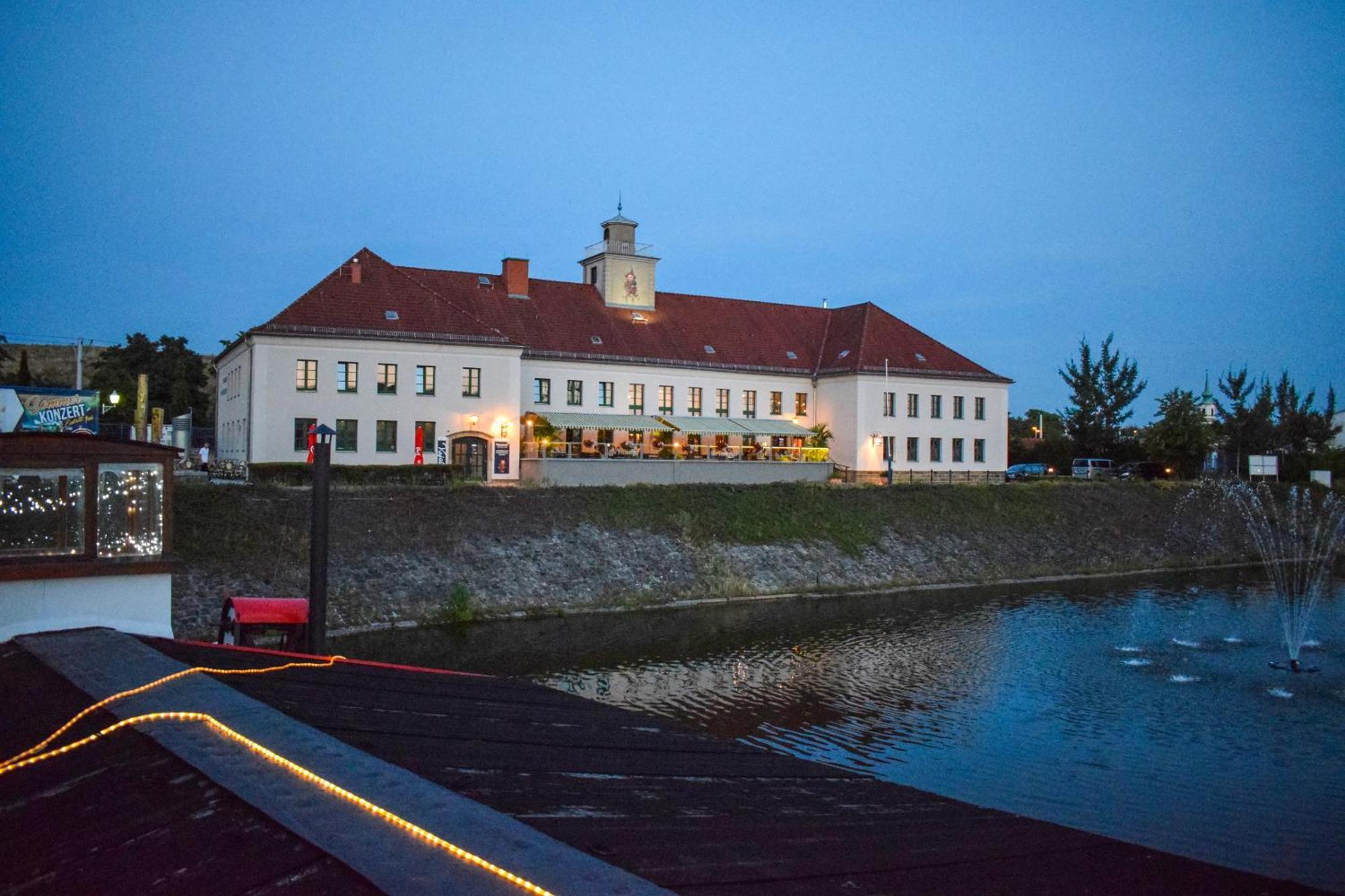 Restaurant Und Pension Alberthafen Dresde Exterior foto